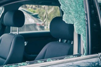Técnicas de un bombero para romper la ventana del auto en emergencia