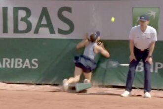 Tenista sufre fuerte lesión en Roland Garros tras tropezar con cartel