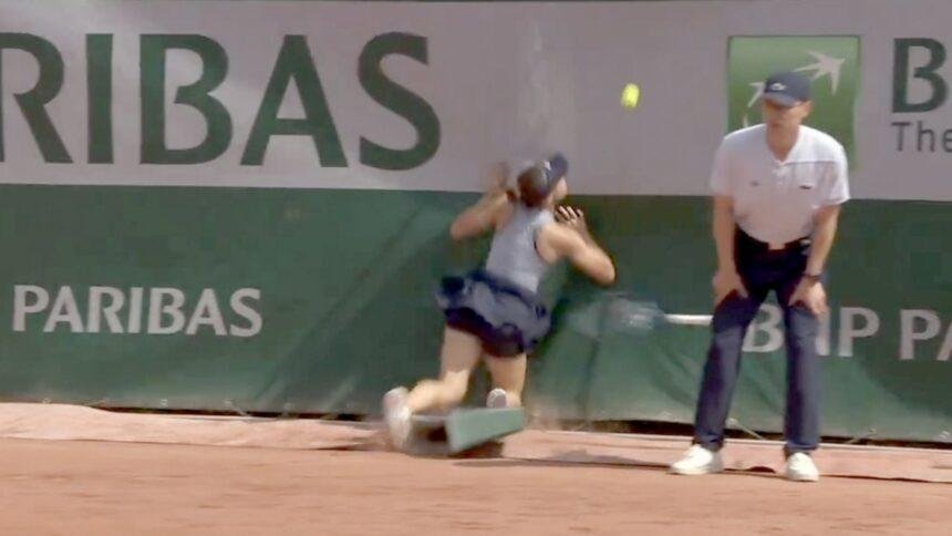 Tenista sufre fuerte lesión en Roland Garros tras tropezar con cartel