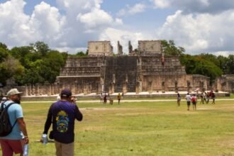 Turistas enfrentan a escaladores de la pirámide de Kukulkán en Chichén Itzá