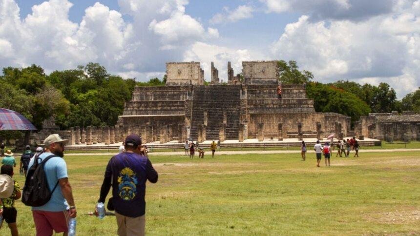 Turistas enfrentan a escaladores de la pirámide de Kukulkán en Chichén Itzá