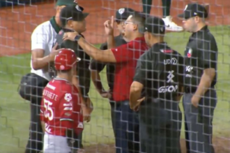 Umpire se ve obligado a abandonar el juego tras fuerte golpe en la quijada