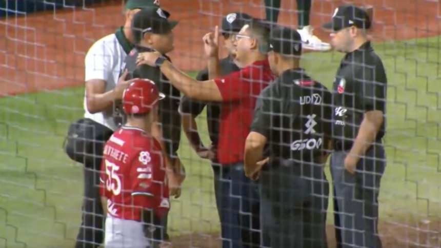 Umpire se ve obligado a abandonar el juego tras fuerte golpe en la quijada