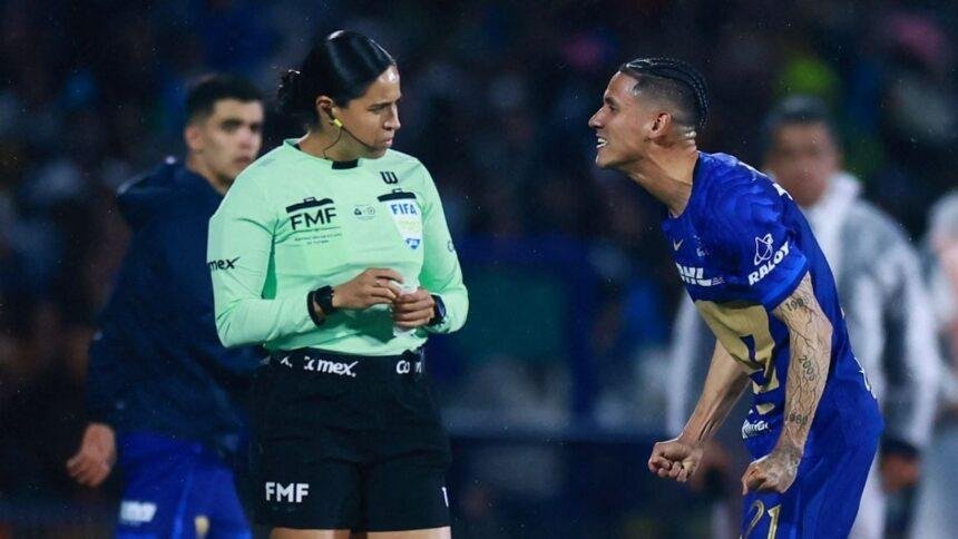 Uriel Antuna se disculpa por su expulsión en la Final con Pumas