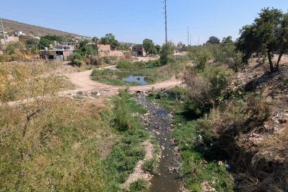 Vecinos de Irapuato exigen desazolve y limpieza tras fuertes lluvias.