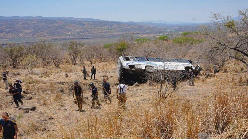 Volcadura de autobús en Nayarit causa 11 muertes y 31 heridos nacionales