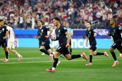 Turquía sorprende a Estados Unidos en un emocionante partido de trámite