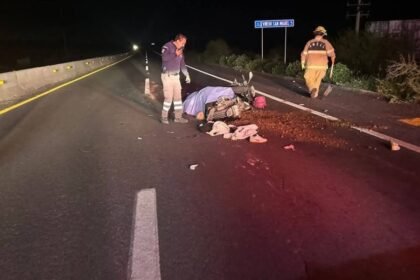 Accidente de motocicleta causa un muerto y una herida grave en San Miguel–Comonfort.