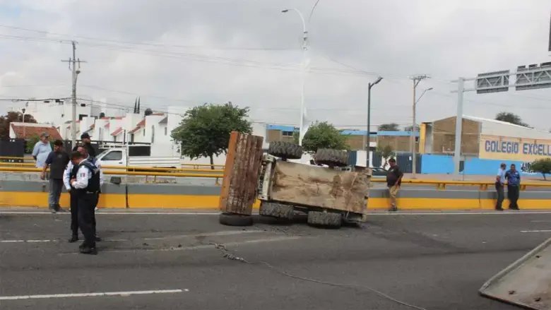 Accidente en libramiento Morelos causa caos vial por dos horas en León