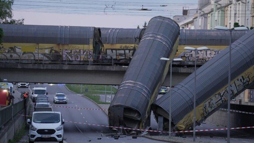 Accidente ferroviario en Alemania deja un muerto tras caída de vagones.