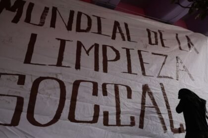 Activistas denuncian censura por el retiro de mural antimundialista en CDMX