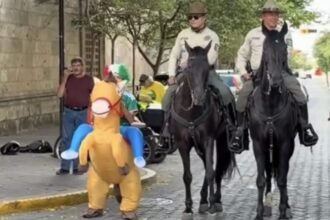 Aficionado con inflable de caballo se enfrenta a la policía en Guadalajara