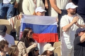 Aficionado no puede ondear bandera rusa tras triunfo de Mirra Andreeva en Roland Garros