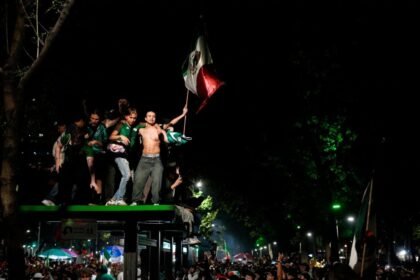 Aficionados celebran triunfo de México nadando en la fuente de la Diana Cazadora