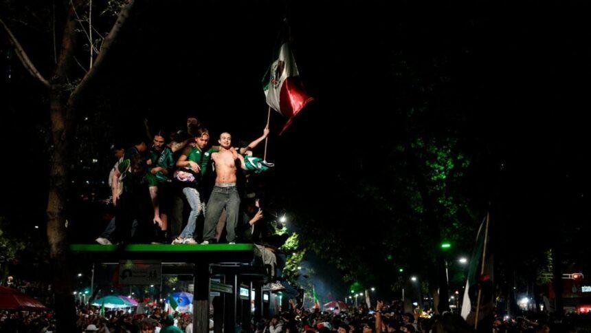 Aficionados celebran triunfo de México nadando en la fuente de la Diana Cazadora