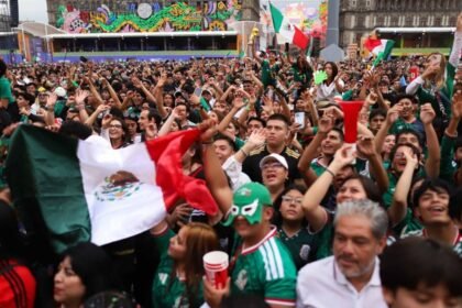Aficionados colman el Zócalo en Fan Fest previo al partido México-Ecuador.