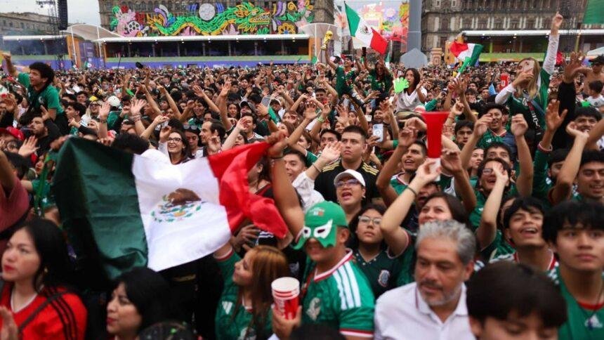 aficionados colman el zocalo en fan fest previo al partido Aficionados colman el Zócalo en Fan Fest previo al partido México-Ecuador.