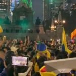 Aficionados colombianos celebran con alegría en el Ángel de la Independencia