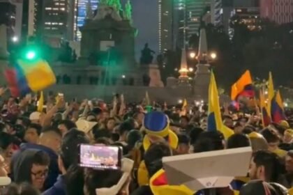 Aficionados colombianos celebran con alegría en el Ángel de la Independencia