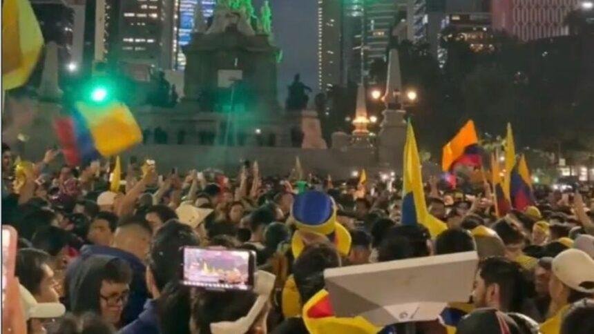 Aficionados colombianos celebran con alegría en el Ángel de la Independencia