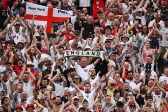 Aficionados de Inglaterra entonan clásicos en el partido contra Panamá