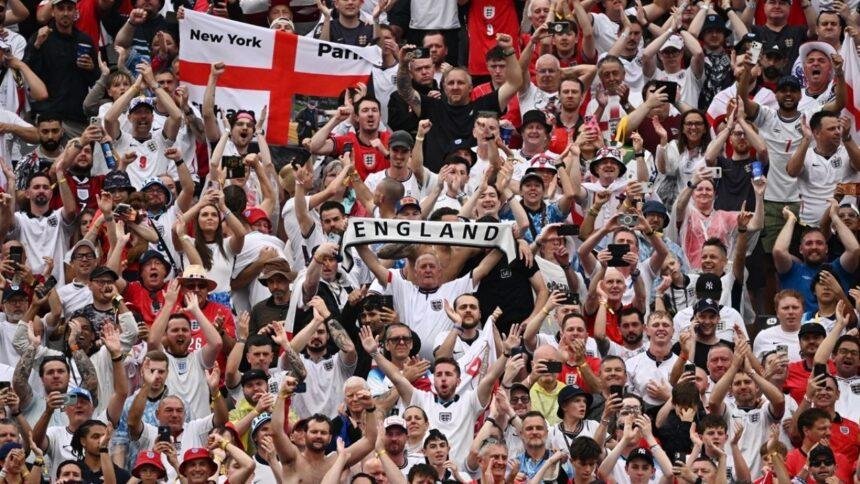 Aficionados de Inglaterra entonan clásicos en el partido contra Panamá
