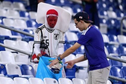 Aficionados de Japón limpian el Estadio Monterrey tras victoria ante Túnez