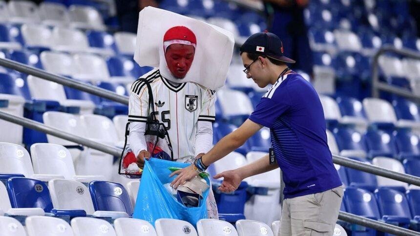 Aficionados de Japón limpian el Estadio Monterrey tras victoria ante Túnez
