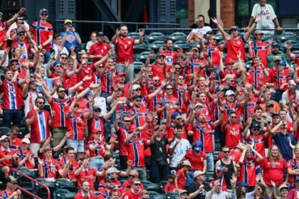 Aficionados de Noruega sorprenden con remo vikingo en Grandes Ligas