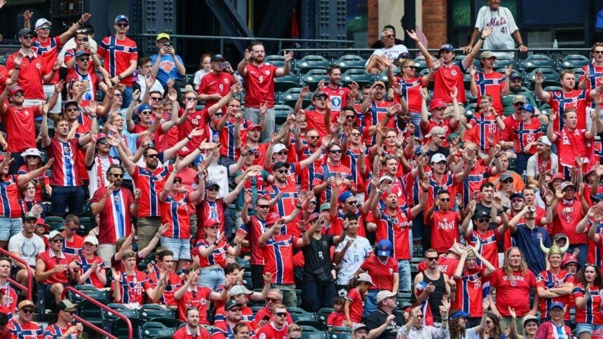 Aficionados de Noruega sorprenden con remo vikingo en Grandes Ligas