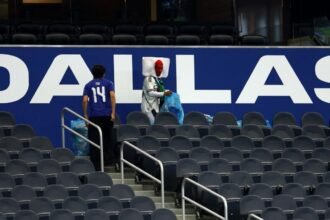Aficionados japoneses limpian el estadio de Dallas tras el Mundial