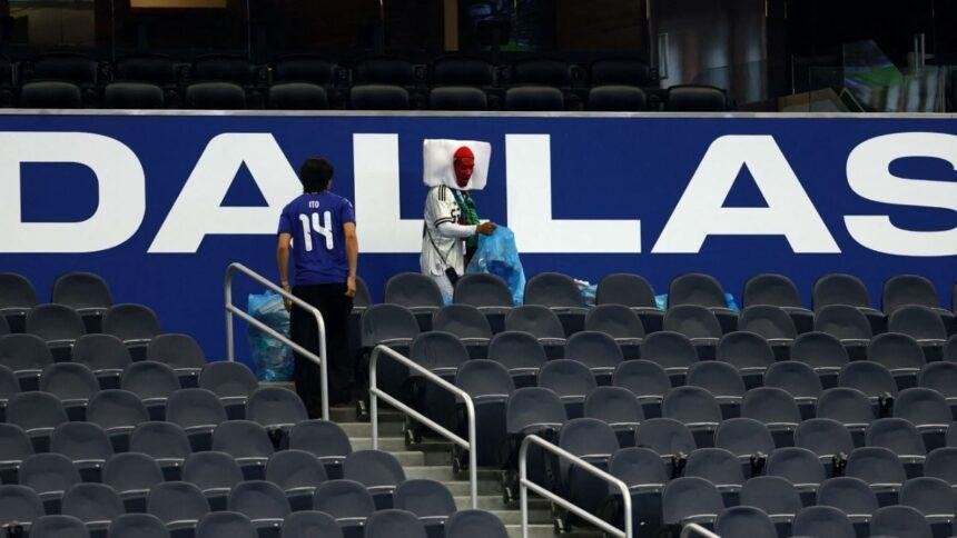 Aficionados japoneses limpian el estadio de Dallas tras el Mundial