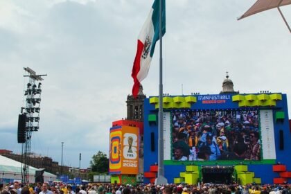 Aficionados llenan el Fan Fest del Zócalo por partido México-Corea.