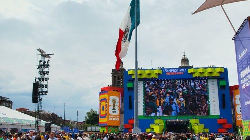 Aficionados llenan el Fan Fest del Zócalo por partido México-Corea.