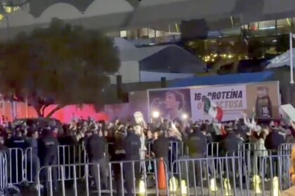 Aficionados mexicanos brindan serenata a la selección de Ecuador en el fútbol