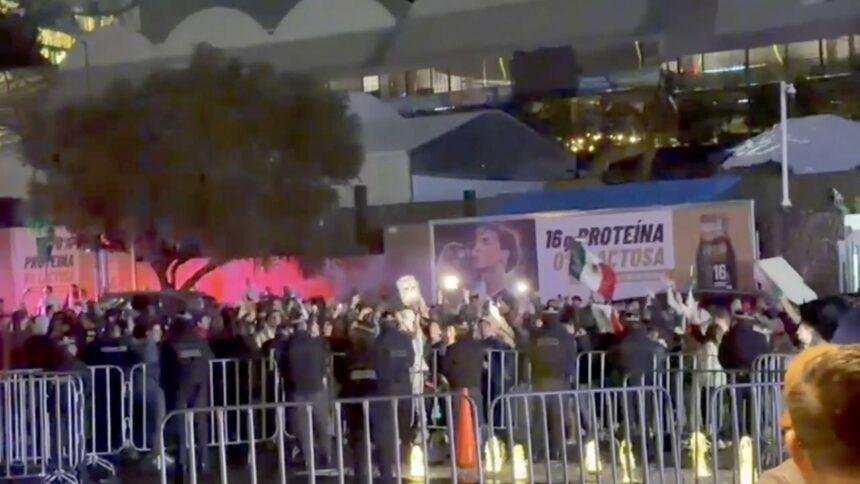 Aficionados mexicanos brindan serenata a la selección de Ecuador en el fútbol