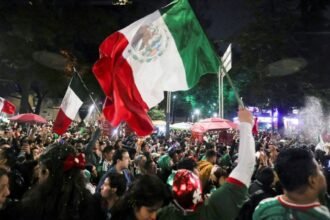 Aficionados mexicanos sorprenden a Ecuador con serenata en su hotel
