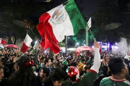 Aficionados mexicanos sorprenden a Ecuador con serenata en su hotel