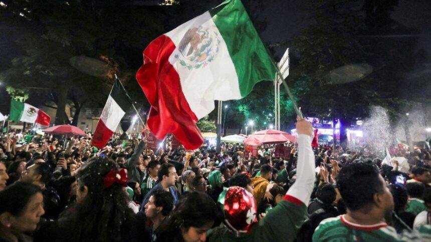 Aficionados mexicanos sorprenden a Ecuador con serenata en su hotel