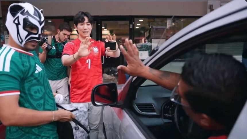 Aficionados mexicanos y chofer de Uber devuelven cartera a coreano en Guadalajara