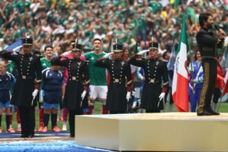 Alejandro Fernández emociona con su interpretación del Himno Nacional en el Azteca