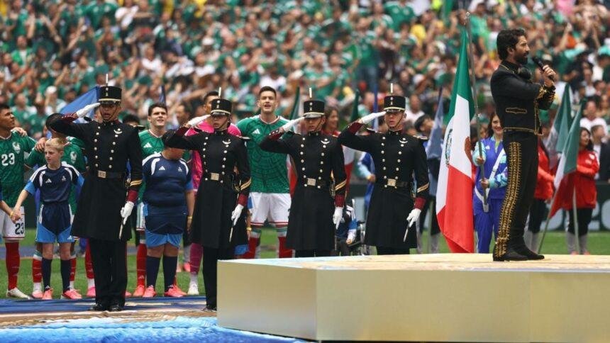 Alejandro Fernández emociona con su interpretación del Himno Nacional en el Azteca