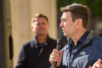 Andy Burnham aspira a liderar el Partido Laborista tras renuncia de Starmer