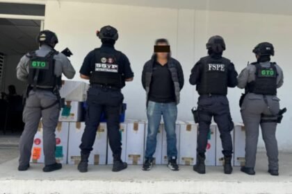 Aseguran autoridades cigarros y medicamentos presuntamente irregulares en León.