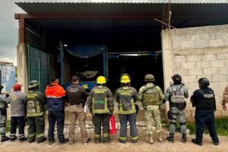 Aseguran inmueble en Puebla con más de 17 mil litros de combustible almacenados.