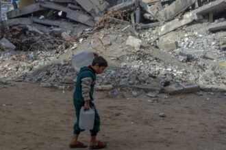Ataque de Israel con dron en Gaza causa siete muertes en campamento de desplazados
