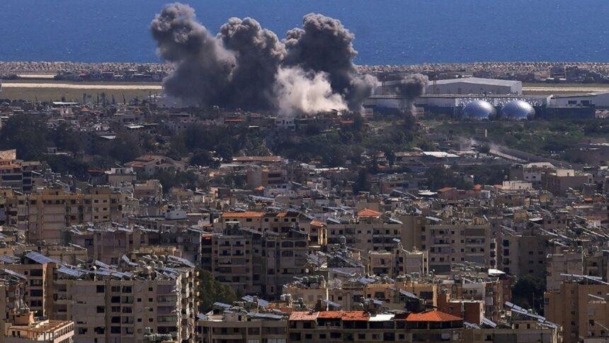 Ataques israelíes en Líbano causan más de 3,700 muertos y 11,000 heridos.