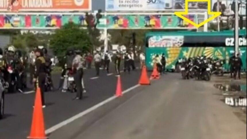 autobus de republica checa se queda atascado en guadalajara y Autobús de República Checa se queda atascado en Guadalajara y jugadores caminan