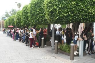 Bancos de Irapuato presentan largas filas por pago de la Tarjeta Rosa
