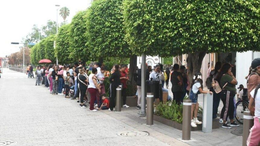 bancos de irapuato presentan largas filas por pago de la Bancos de Irapuato presentan largas filas por pago de la Tarjeta Rosa